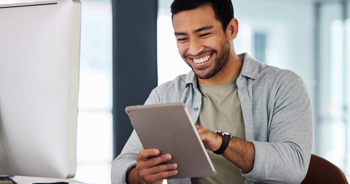 Marketer managing SEO campaigns in HubSpot on a tablet