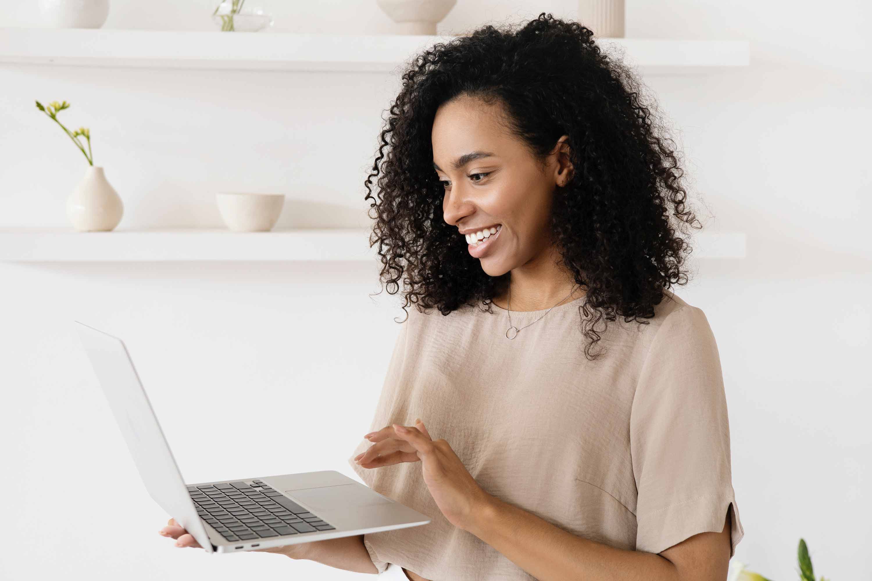 woman-on-lapto-smiling